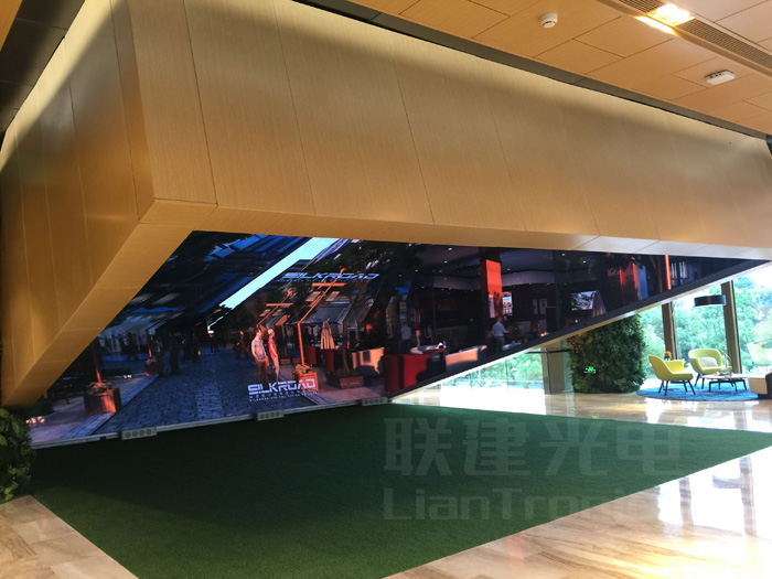 聯(lián)建打造越秀地產(chǎn)售樓中心倒扣方盒LED屏客戶體驗(yàn)區(qū)