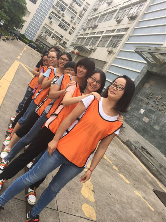 聯(lián)建光電組織“同心協(xié)力八人走路比賽”、“撕名牌”等活動迎接“端午節(jié)”